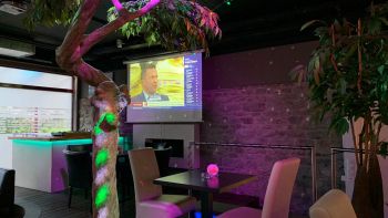 Grosse Leinwand in der Lounge